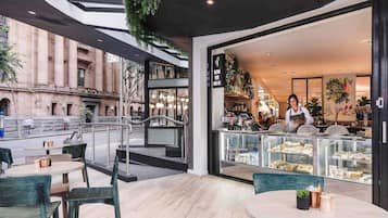 Petit déjeuner, déjeuner et dîner servis sur place