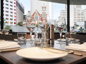 Phục vụ bữa sáng, bữa trưa và bữa tối 