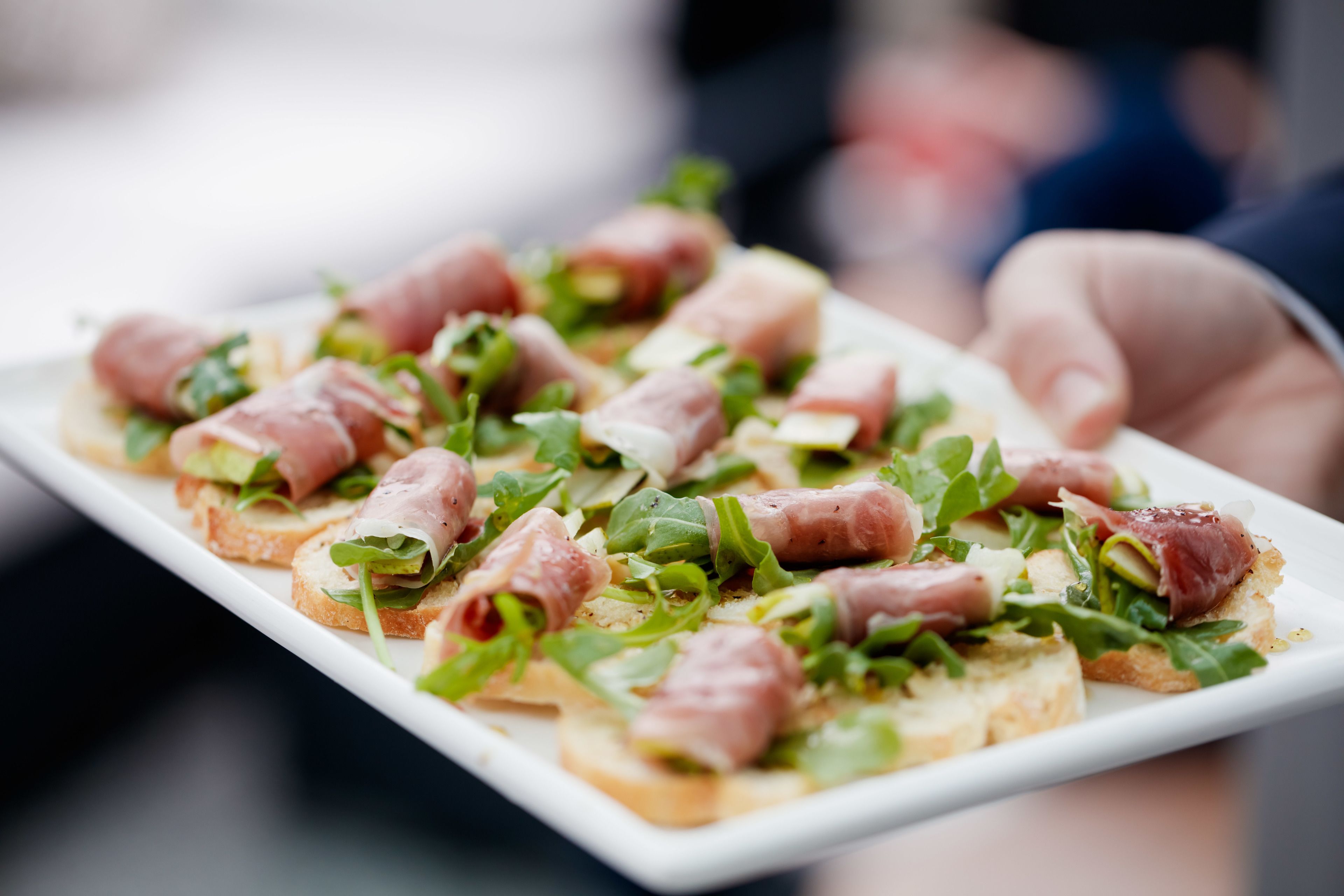Un plato rectangular blanco con alimentos.