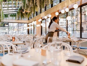 Sarapan, makan tengah hari dan makan malam dihidangkan 