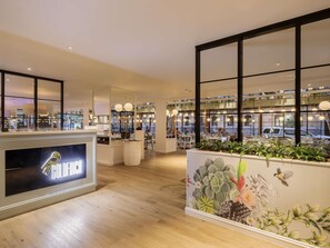 Daily full breakfast (AUD 42 per person) - Mercure Brisbane King George Square (Brisbane)