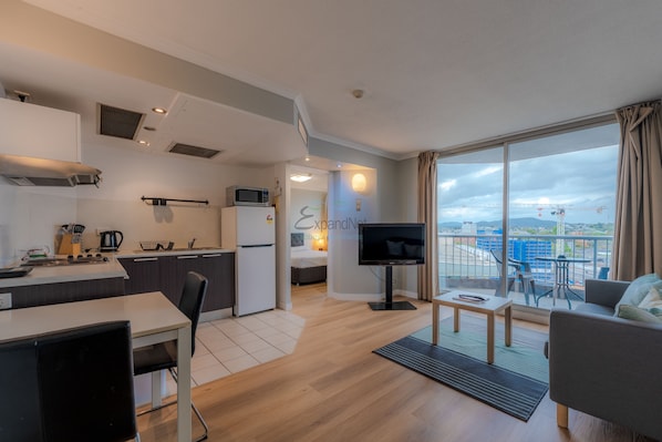 Appartement supérieur, 1 chambre | Aire de séjour | Téléviseur
