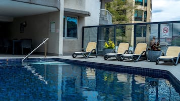 Hồ bơi ngoài trời, ghế dài tắm nắng