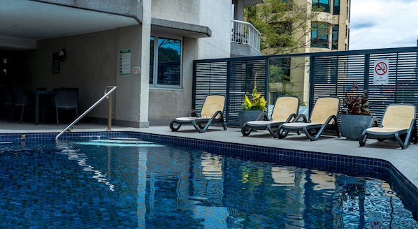 Outdoor pool, pool loungers - Abbey on Roma Hotel & Apartments (Brisbane)