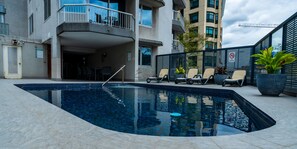 Piscina externa, espreguiçadeiras