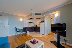 Un apartamento moderno con cocina, comedor y sala de estar.