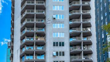 Korkea kerrostalo, jossa on useita parvekkeita ja kyltti, jossa lukee: ”Abbey Apartments”.