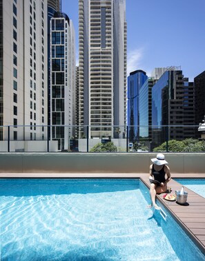 Piscine extérieure, chaises longues