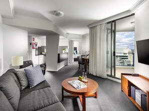 Minibar, escritorio y espacio para trabajar con laptop 