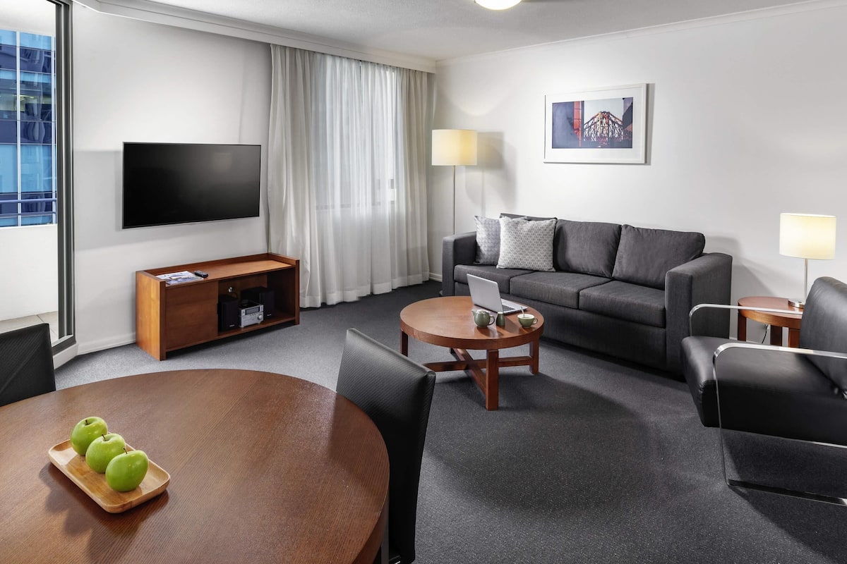 Minibar, escritorio y espacio para trabajar con laptop