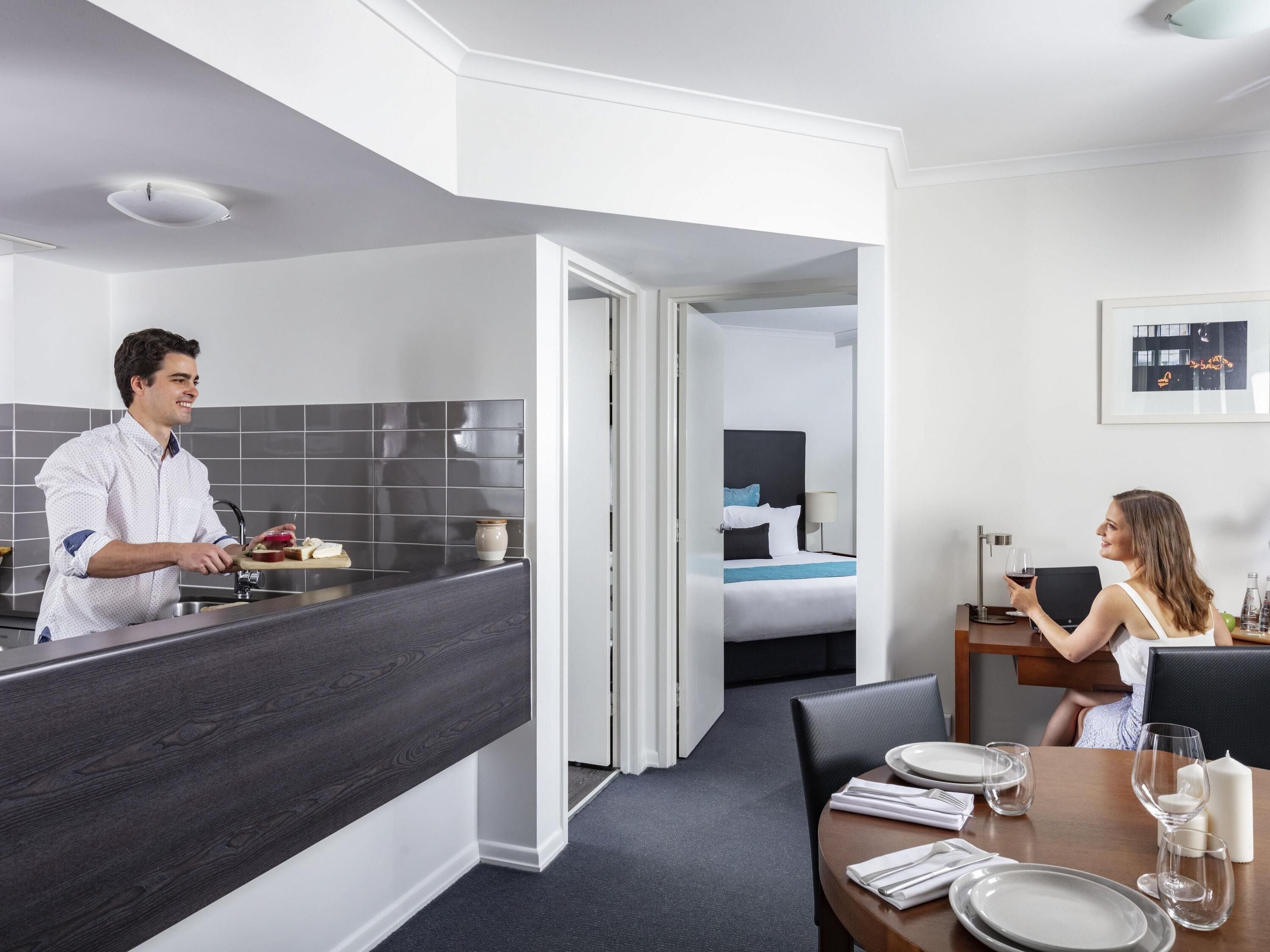 Minibar, escritorio y espacio para trabajar con laptop 