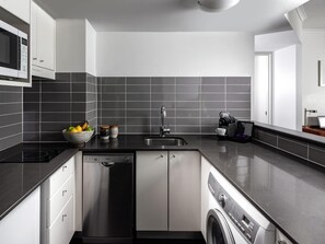 Minibar, bureau, espace de travail pour ordinateur portable