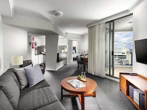 Minibar, bureau, espace de travail pour ordinateur portable