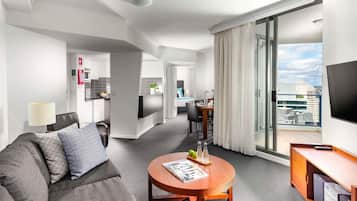 Minibar, bureau, espace de travail pour ordinateur portable