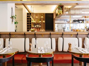 朝食、ランチ、ディナーに営業