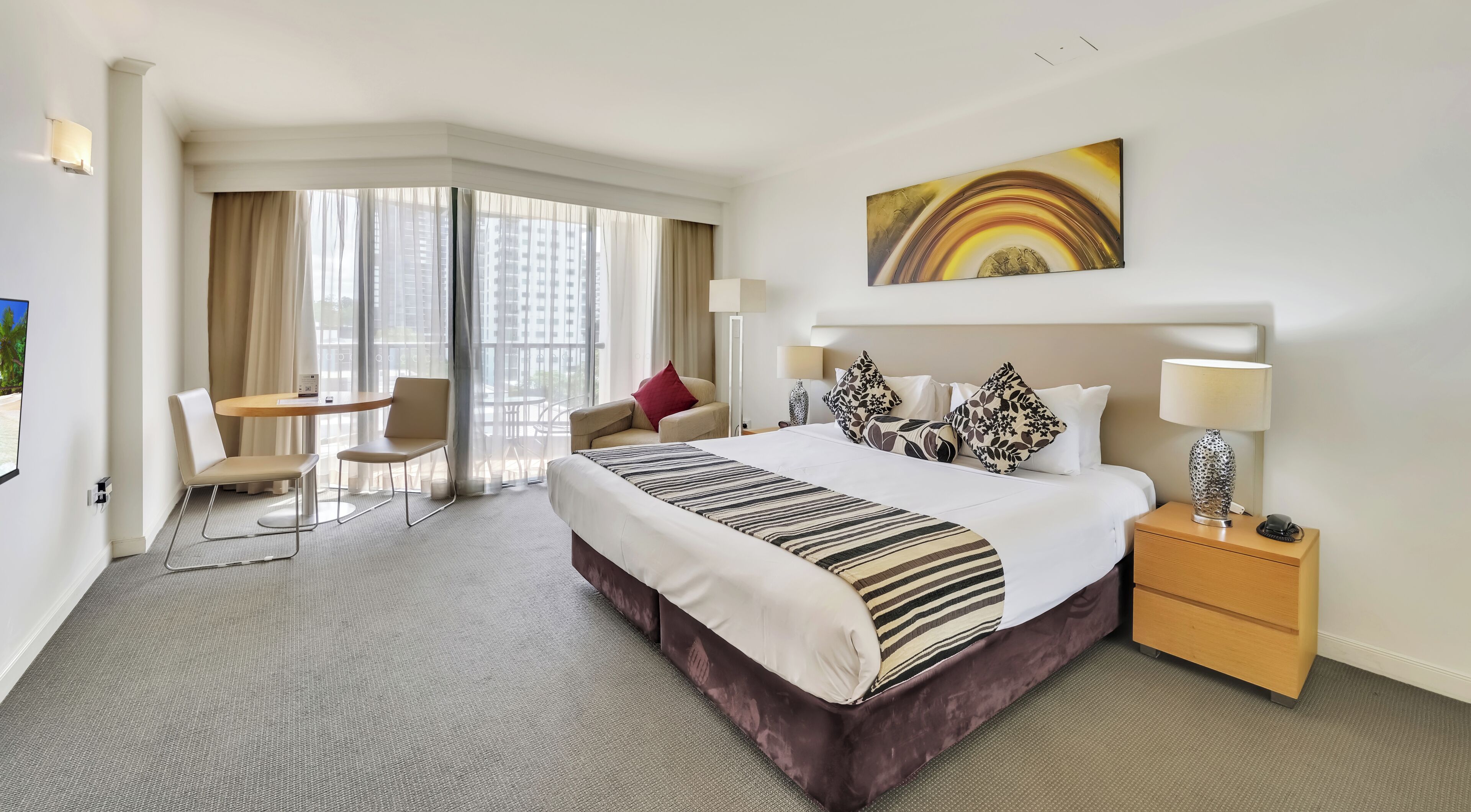 تجهيزات عازلة للصوت ومكواة/لوح كي وواي فاي مجانًا وملاءات أسرّة