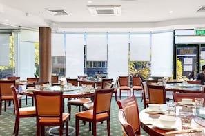 Se sirven comidas, cenas y cocina china