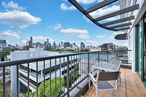 Balcony - Cosmo Apartment Hotel (Milton)