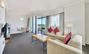 Soundproofing, iron/ironing board, free WiFi, bed sheets - Cosmo Apartment Hotel (Milton)