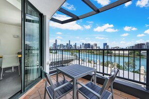 Executive Apartment, 1 King Bed | Balcony - Cosmo Apartment Hotel (Milton)