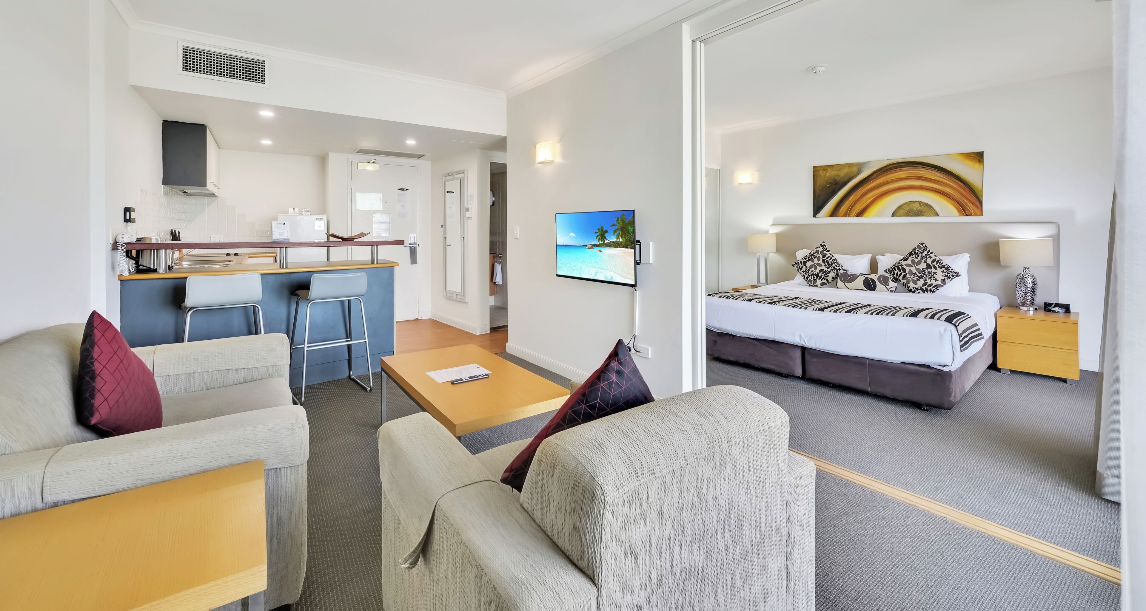 تجهيزات عازلة للصوت ومكواة/لوح كي وواي فاي مجانًا وملاءات أسرّة