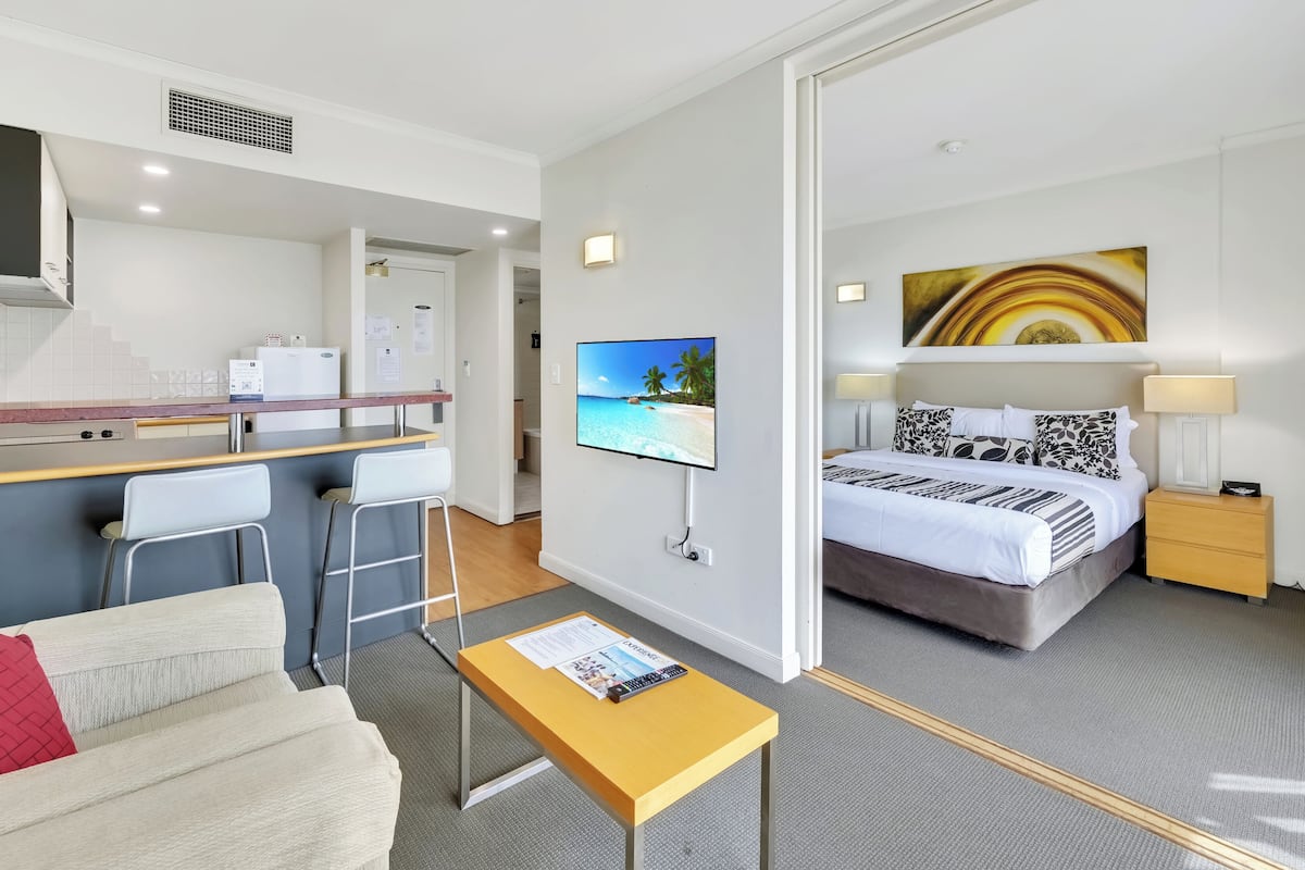 تجهيزات عازلة للصوت ومكواة/لوح كي وواي فاي مجانًا وملاءات أسرّة