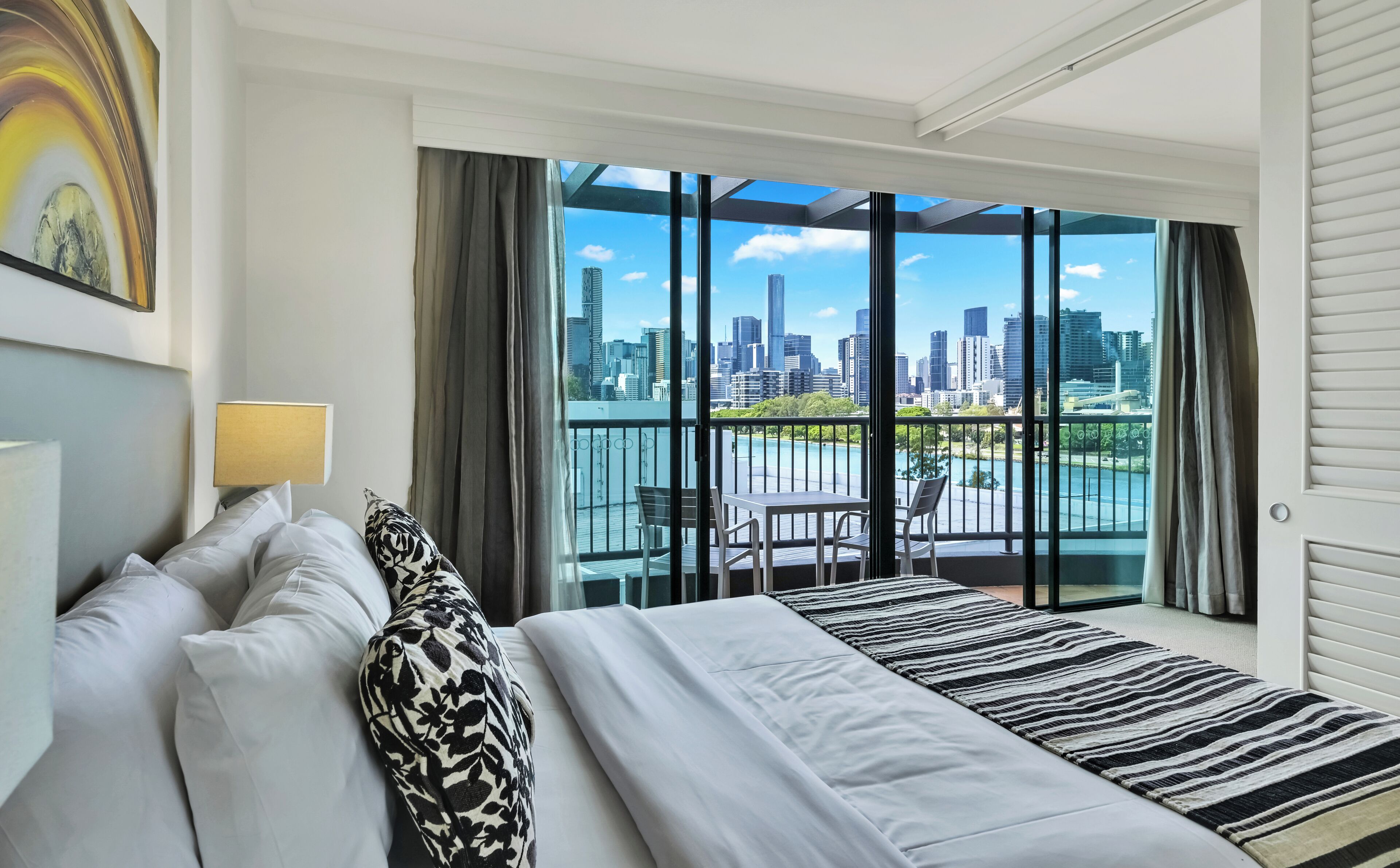 Executive Apartment, 1 King Bed | Soundproofing, iron/ironing board, free WiFi, bed sheets