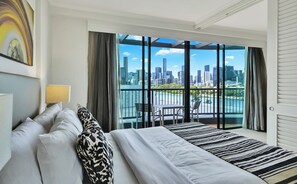 Executive Apartment, 1 King Bed | Soundproofing, iron/ironing board, free WiFi, bed sheets - Cosmo Apartment Hotel (Milton)