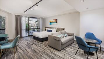 Executive studio suite | Een kluis op de kamer, geluiddichte muren, een strijkplank/strijkijzer