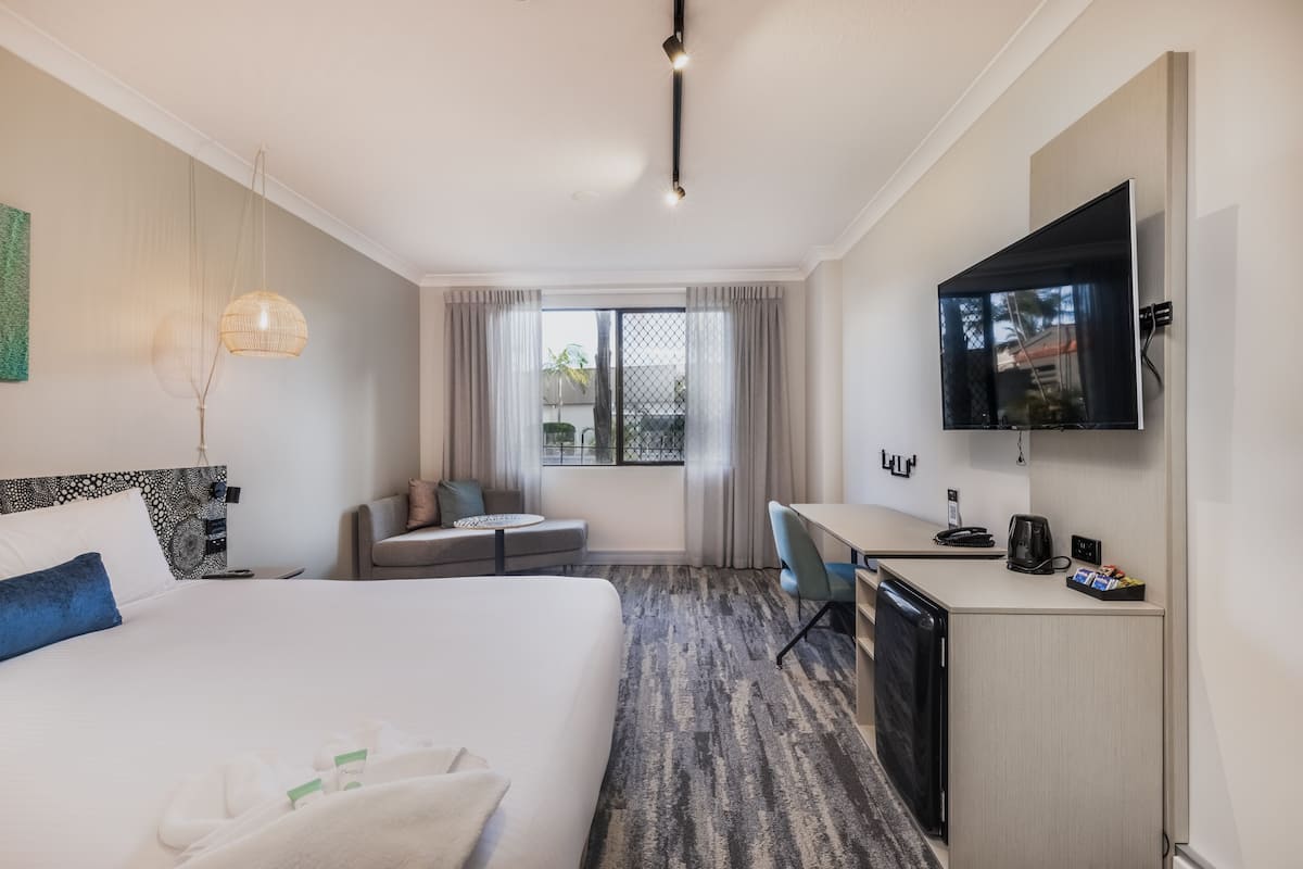 In-room safe, soundproofing, iron/ironing board, free WiFi