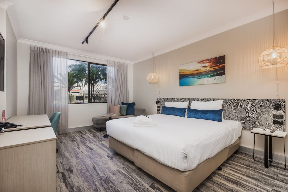 Accessible Studio King | In-room safe, soundproofing, iron/ironing board, free WiFi