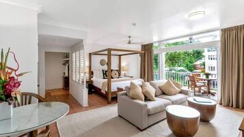 Estudio, 1 cama de matrimonio grande | Minibar, caja fuerte, mobiliario individual