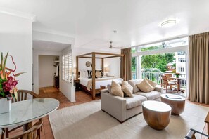 Estudio, 1 cama de matrimonio grande | Minibar, caja fuerte, mobiliario individual