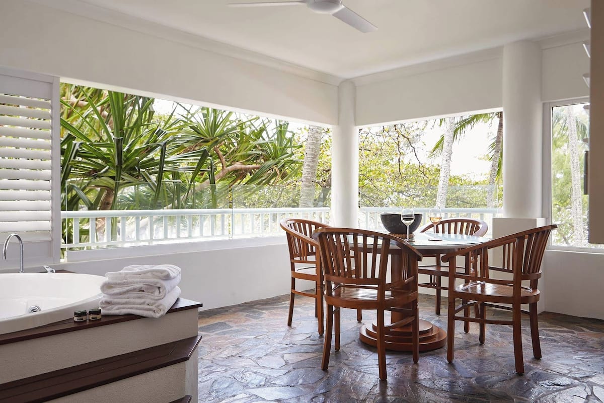 Reef Suite Ocean View Spa Apartment | Minibar, in-room safe, individually furnished, iron/ironing board