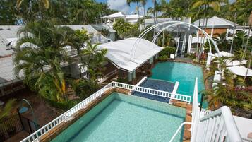 Villa, 4 habitaciones, piscina privada, vistas a la piscina | 2 dormitorios, minibar, caja fuerte y mobiliario individual