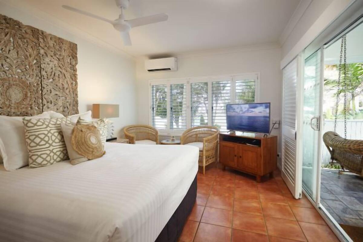 Minibar, in-room safe, iron/ironing board, WiFi (free)