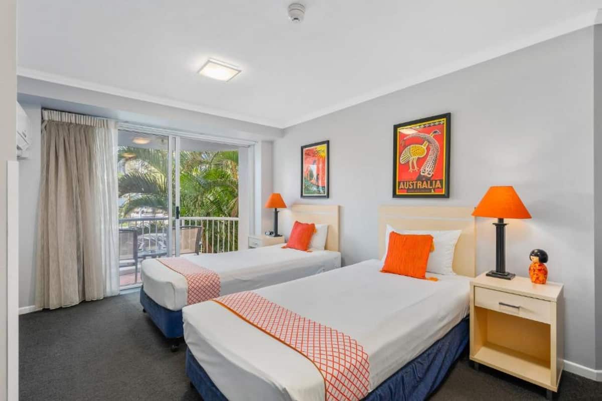 GC 500 Track View - Twin Room | 1 bedroom, individually decorated, individually furnished