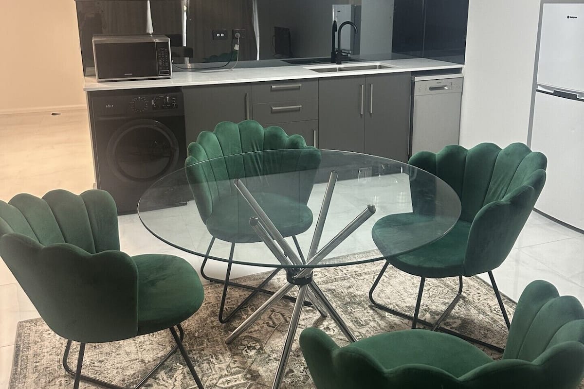 2 Bedroom Suite - 1 Queen & 3 Singles | Private kitchen