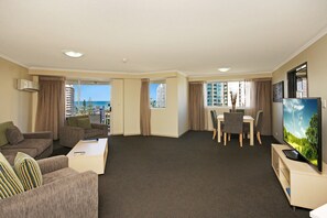 Executive suite, 1 kingsize bed, balkon | Woonruimte | Een flatscreentelevisie