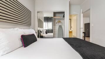 Escritorio, tabla de planchar con plancha y camas plegables/adicionales