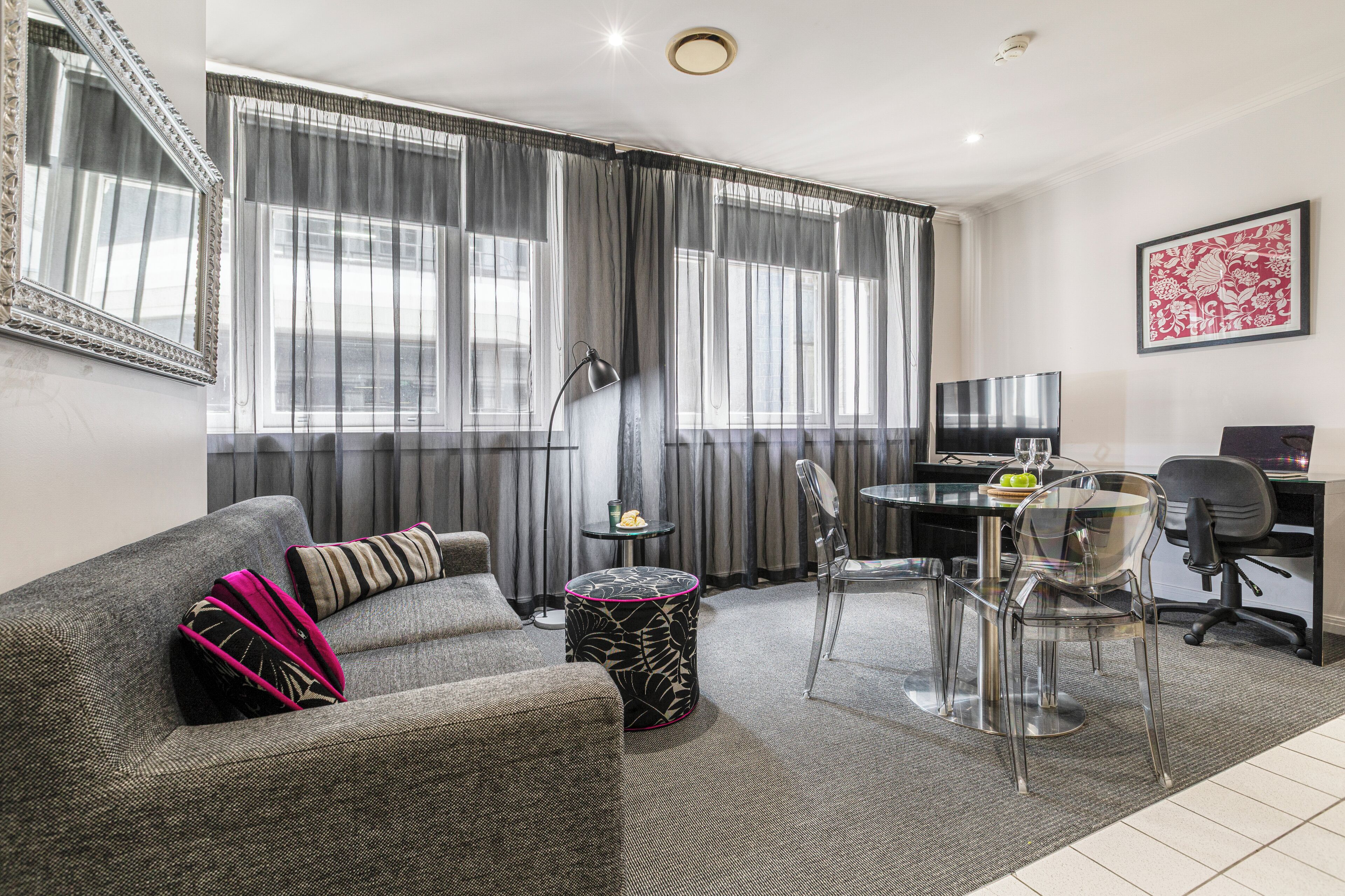 Apartament, 1 dormitori | Sala d'estar | Televisor LCD de 32 polzades amb canals per satèl·lit i televisor 