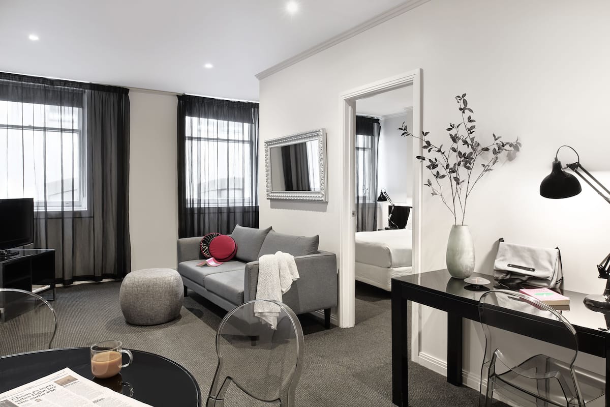 Two Bedroom Apartment - Open Plan | Aire de séjour | Téléviseur ACL de 32 po avec télévision par satellite, téléviseur