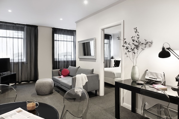 Two Bedroom Apartment - Open Plan | Zona de estar | Televisión LCD de 32 pulgadas con canales por satélite, una televisión