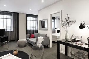 Two Bedroom Apartment - Open Plan | Área de estar | TV LCD 32 polegadas com canais via satélite, TV