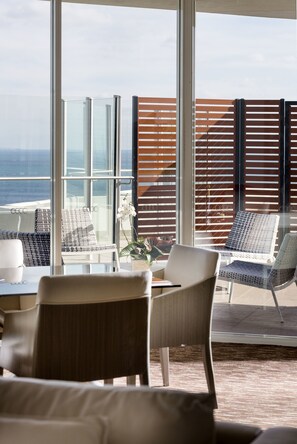 55-inch TV with satellite channels, pay movies - Rendezvous Hotel Perth Scarborough (Scarborough)