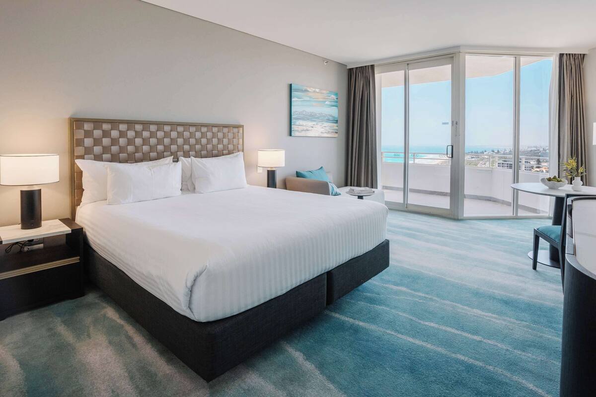 horizon oceanview room | minibar, in-room safe, desk, blackout curtains