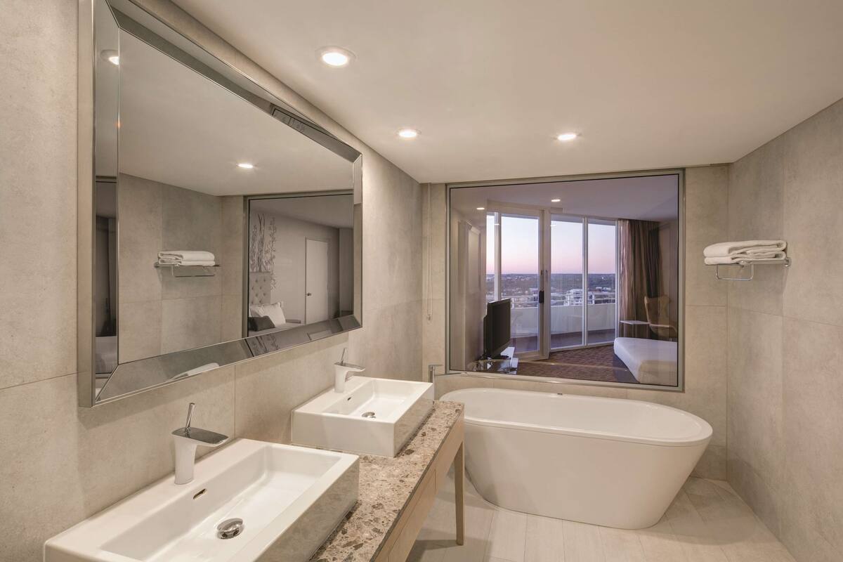executive suite king | bathroom | shower, free toiletries, hair dryer, towels