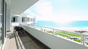 A balcony with a view of the beach and ocean. - Rendezvous Hotel Perth Scarborough (Scarborough)