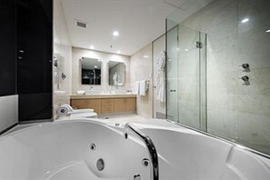 Shower, free toiletries, hair dryer, towels - Rendezvous Hotel Perth Scarborough (Scarborough)