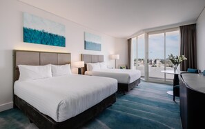 Habitación familiar | Minibar, caja fuerte, escritorio y cortinas opacas